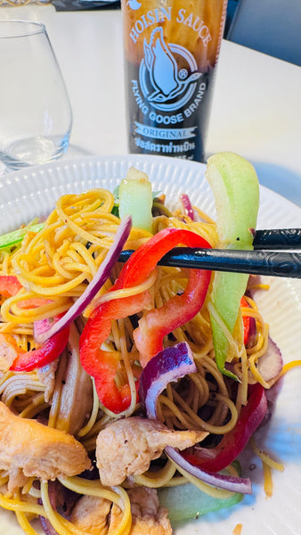 Stegte Chinese style nudler med kylling og hoisin sauce