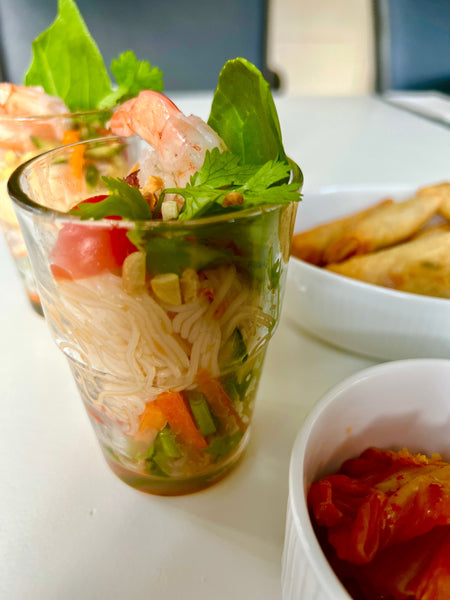 Kold sur-stærk risnudelsalat med pad thai sauce og tigerrejer