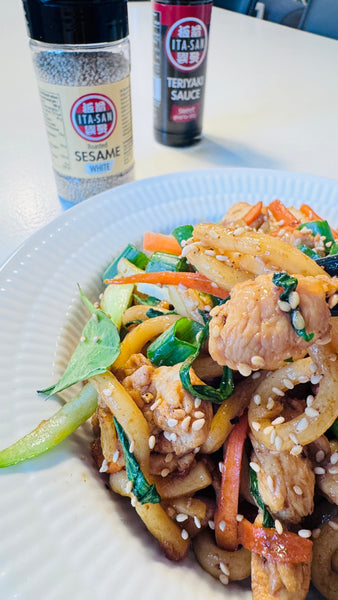 Stegte udon nudler med kylling og teriyakisauce