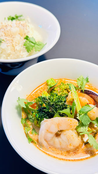 Cremet Tom Yum suppe med rejer og kokosmælk